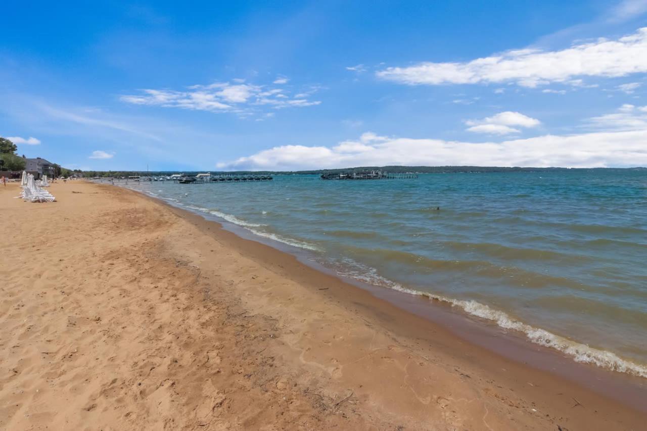 Sugar Beach Villa 1012 Luxury Waterfront Condo Traverse City Eksteriør bilde
